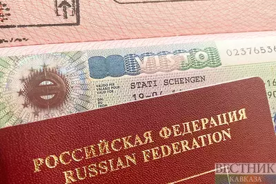 СМИ: Евросоюз готов принимать российских туристов без биометрических паспортов